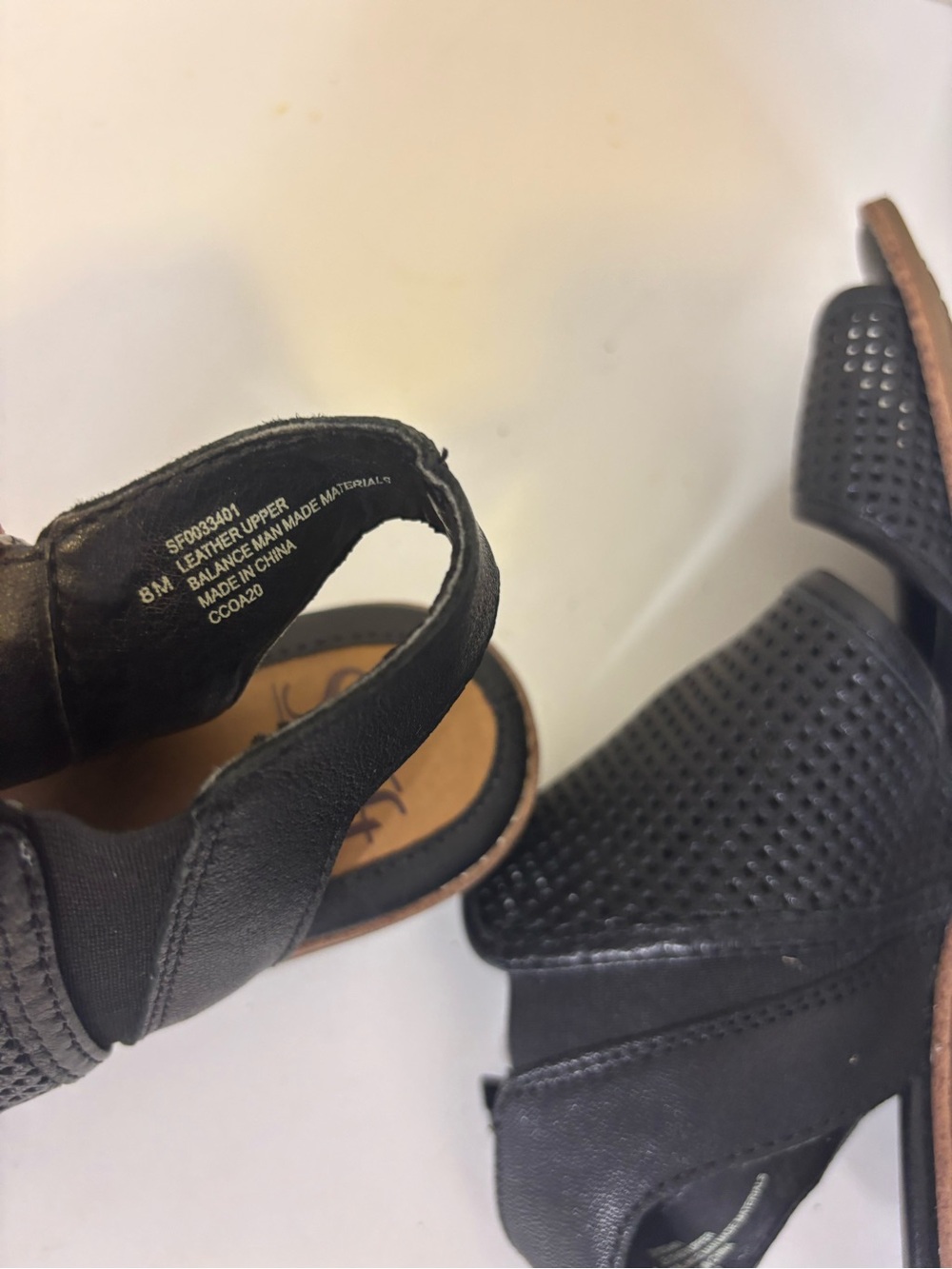 Sofft Black Perforated Leather Low Heel Sandals Women’s 8 - Picture 7 of 7